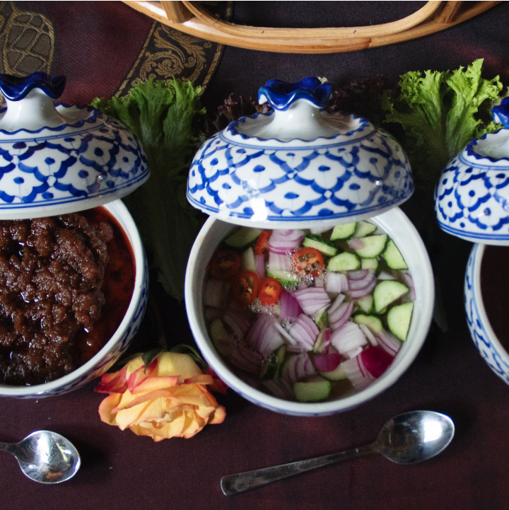 Vorspeisen in einem Keramiktopf.